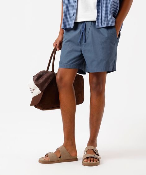 bermuda de sarja com bolsos e cordão azul