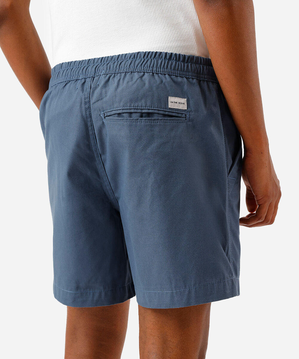 bermuda de sarja com bolsos e cordão azul