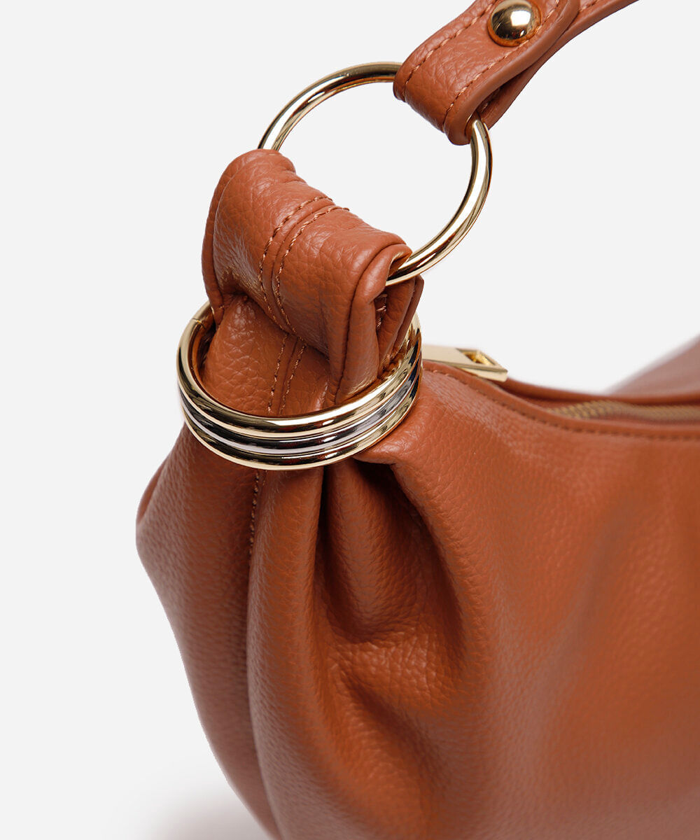 bolsa shoulder meia lua com pregas e argolas marrom