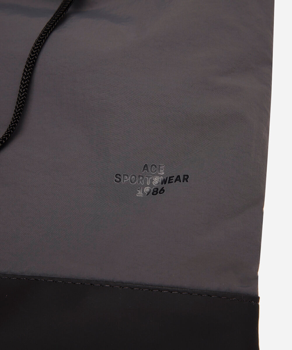 mochila esportiva com cordão cinza