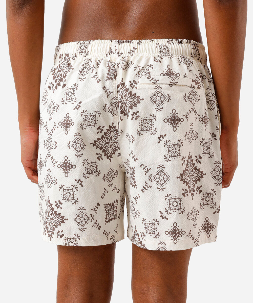 short masculino cós elástico texturizado estampado off white