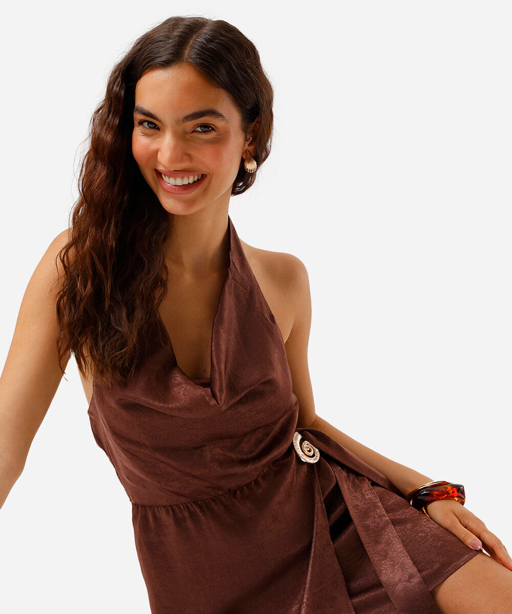 vestido curto feminino frente única acetinado marrom