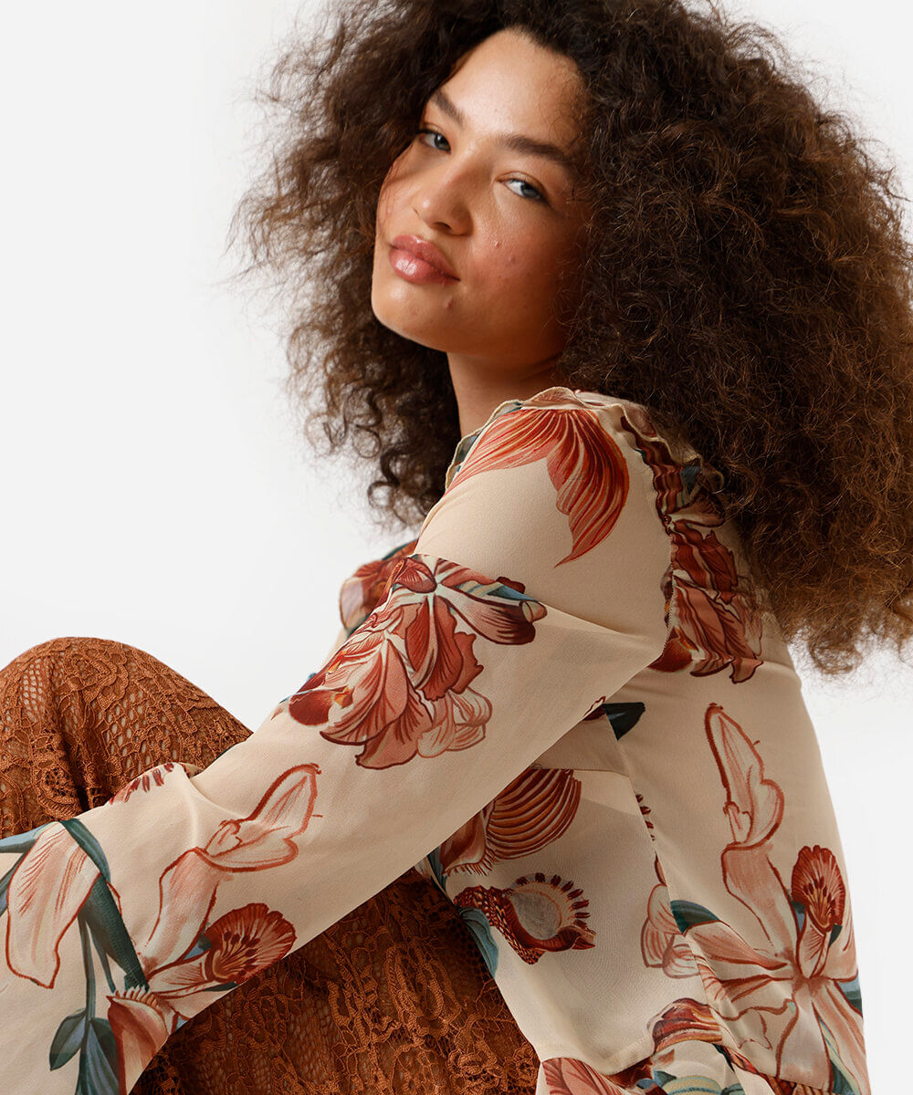 blusa feminina com manga longa babados e amarração floral colorida