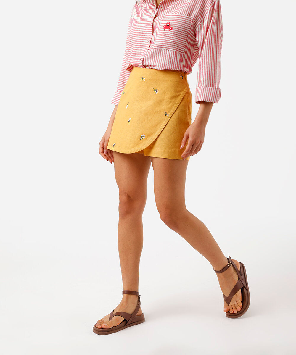 short saia feminino com linho e bordado floral amarelo