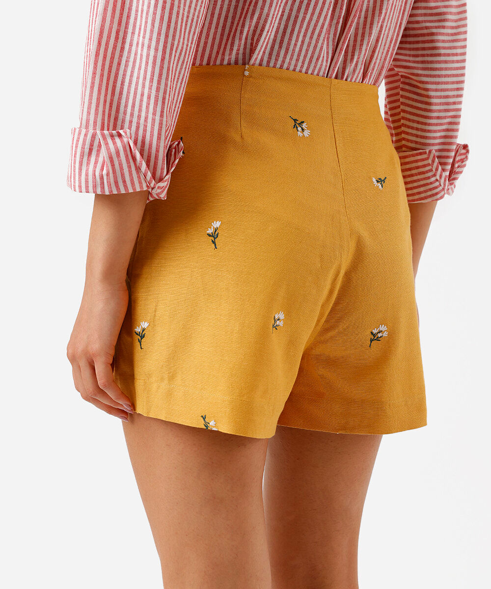 short saia feminino com linho e bordado floral amarelo