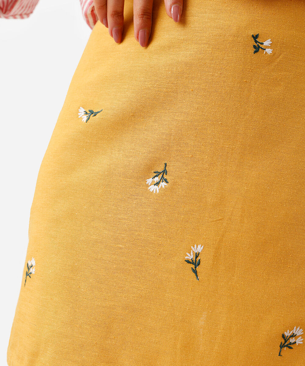 short saia feminino com linho e bordado floral amarelo