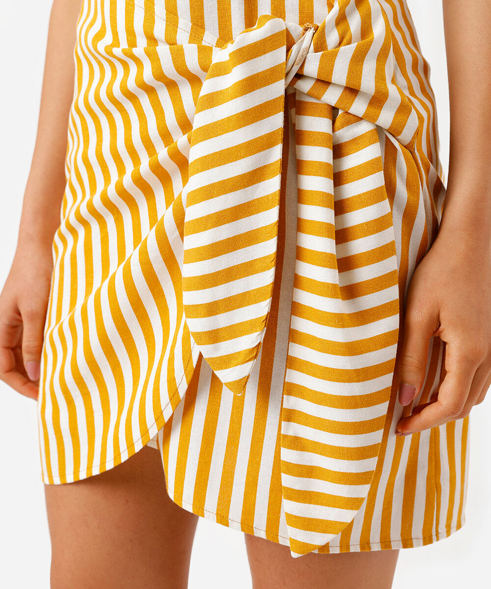 vestido curto ombro único feminino com linho listrado amarelo