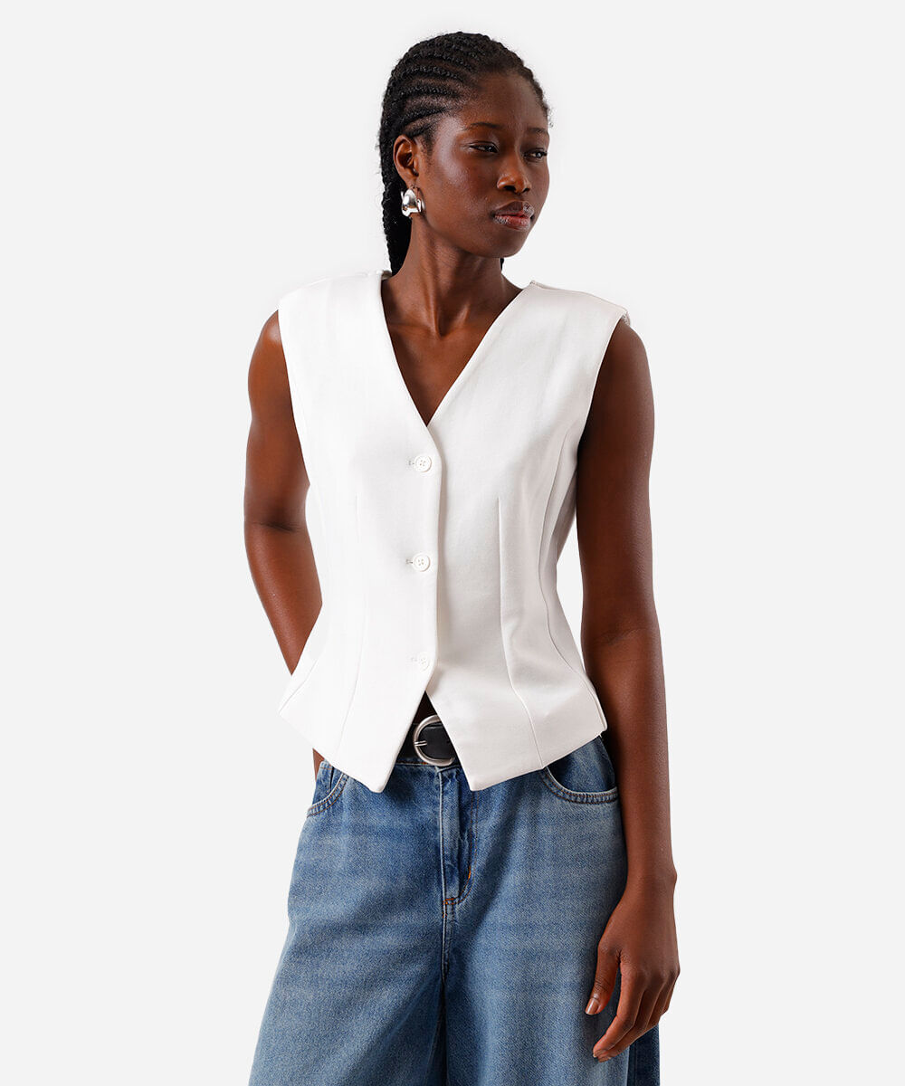 colete feminino decote v com pregas e recorte off white