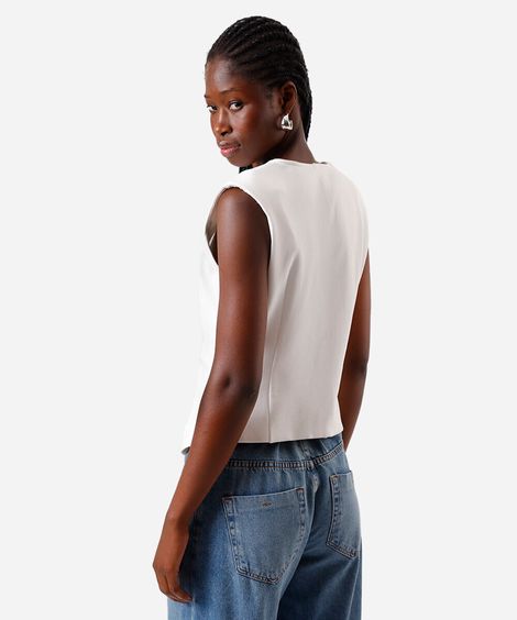 colete feminino decote v com pregas e recorte off white