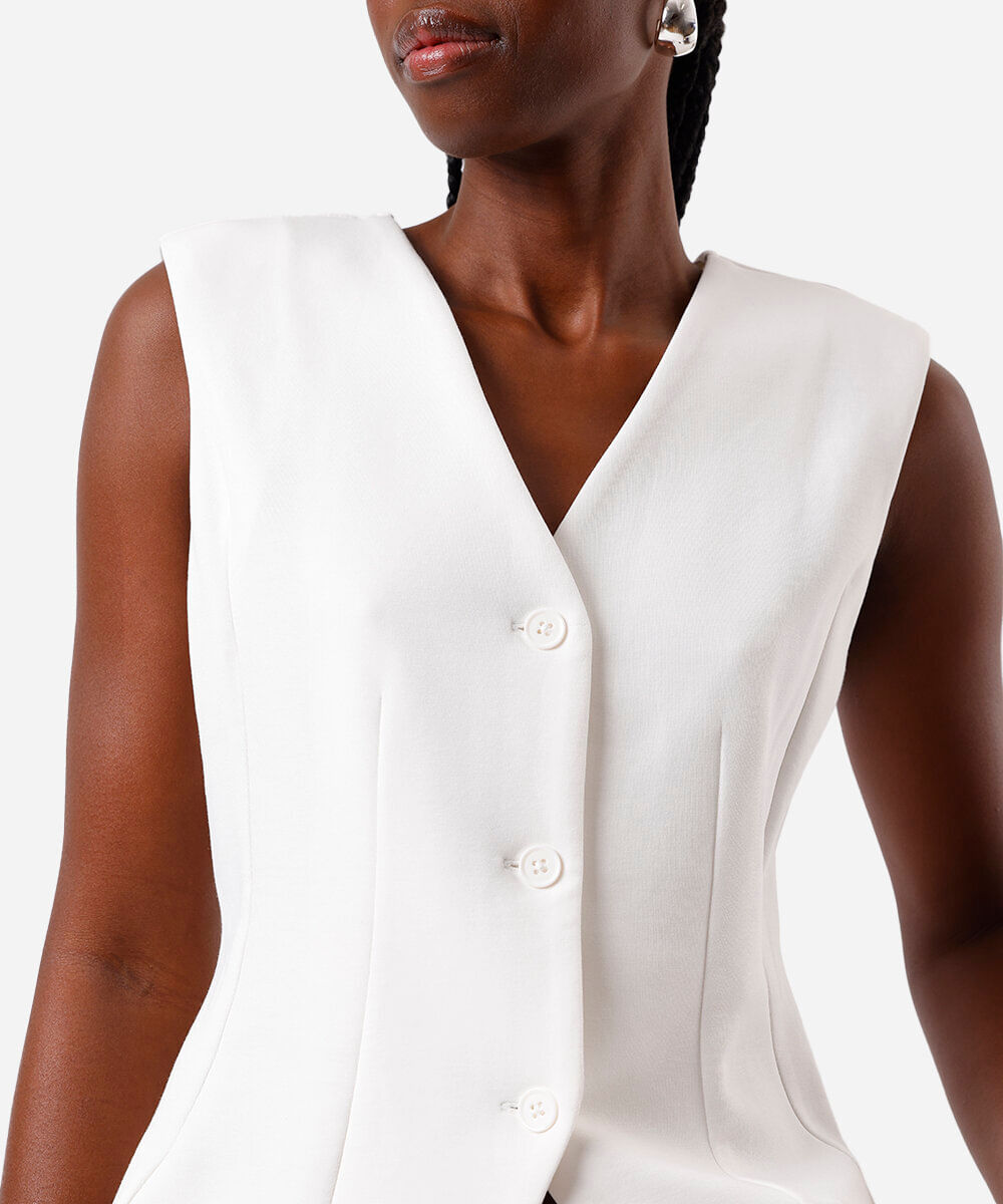 colete feminino decote v com pregas e recorte off white