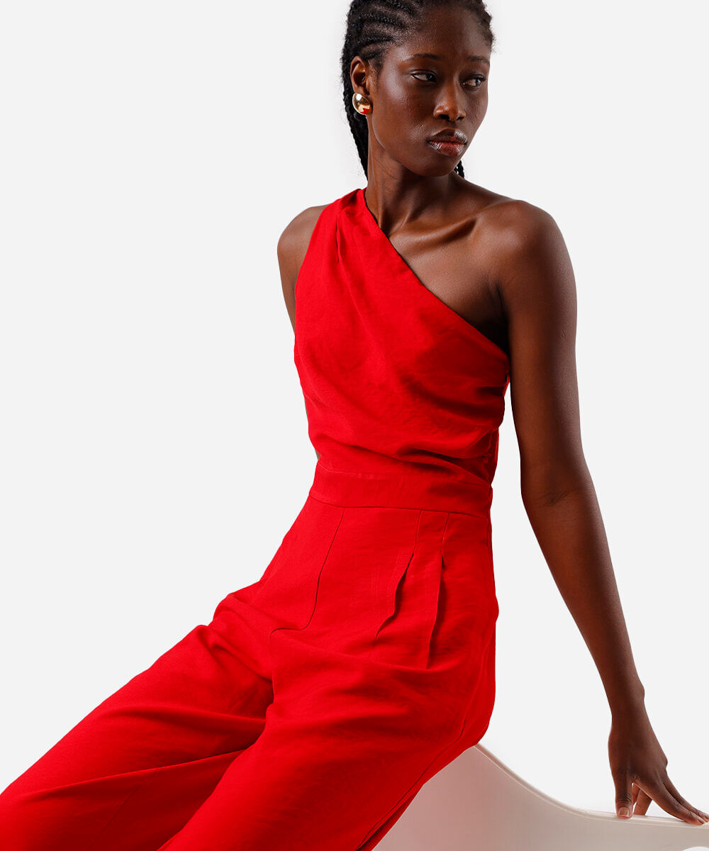 macacão ombro único feminino com viscose e pregas vermelho