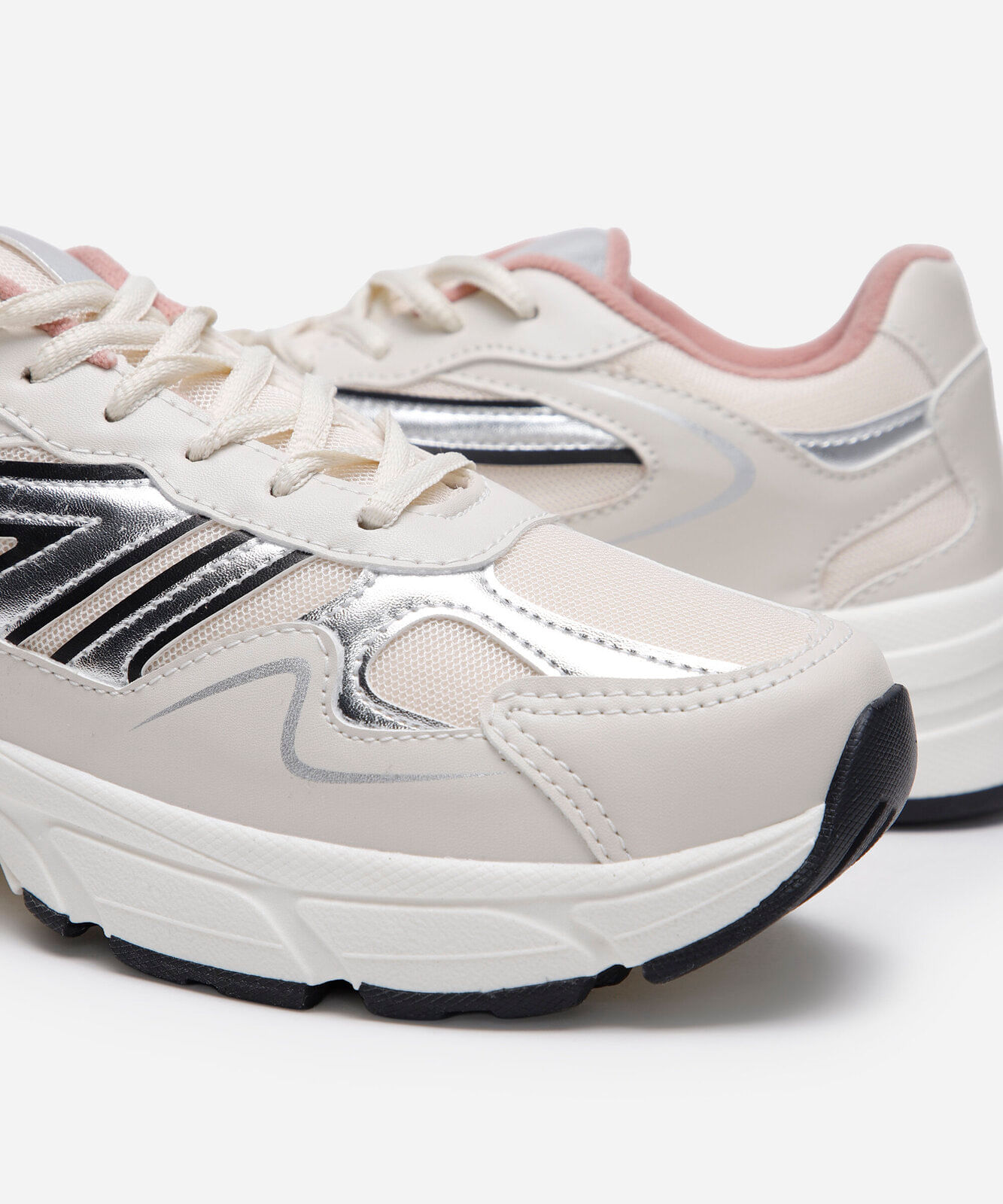 tênis chunky esportivo com recortes metalizados colorido