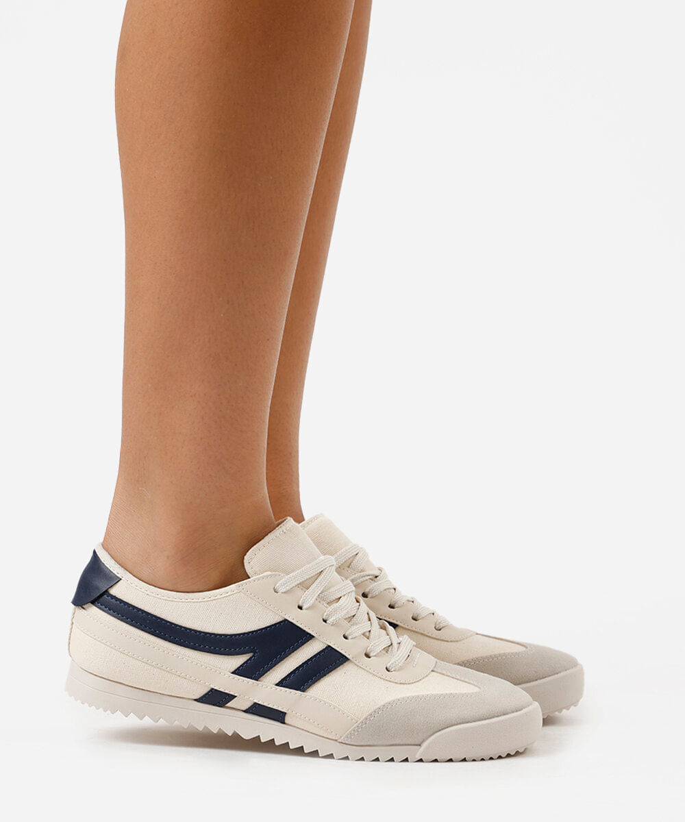 tênis casual com recortes off white