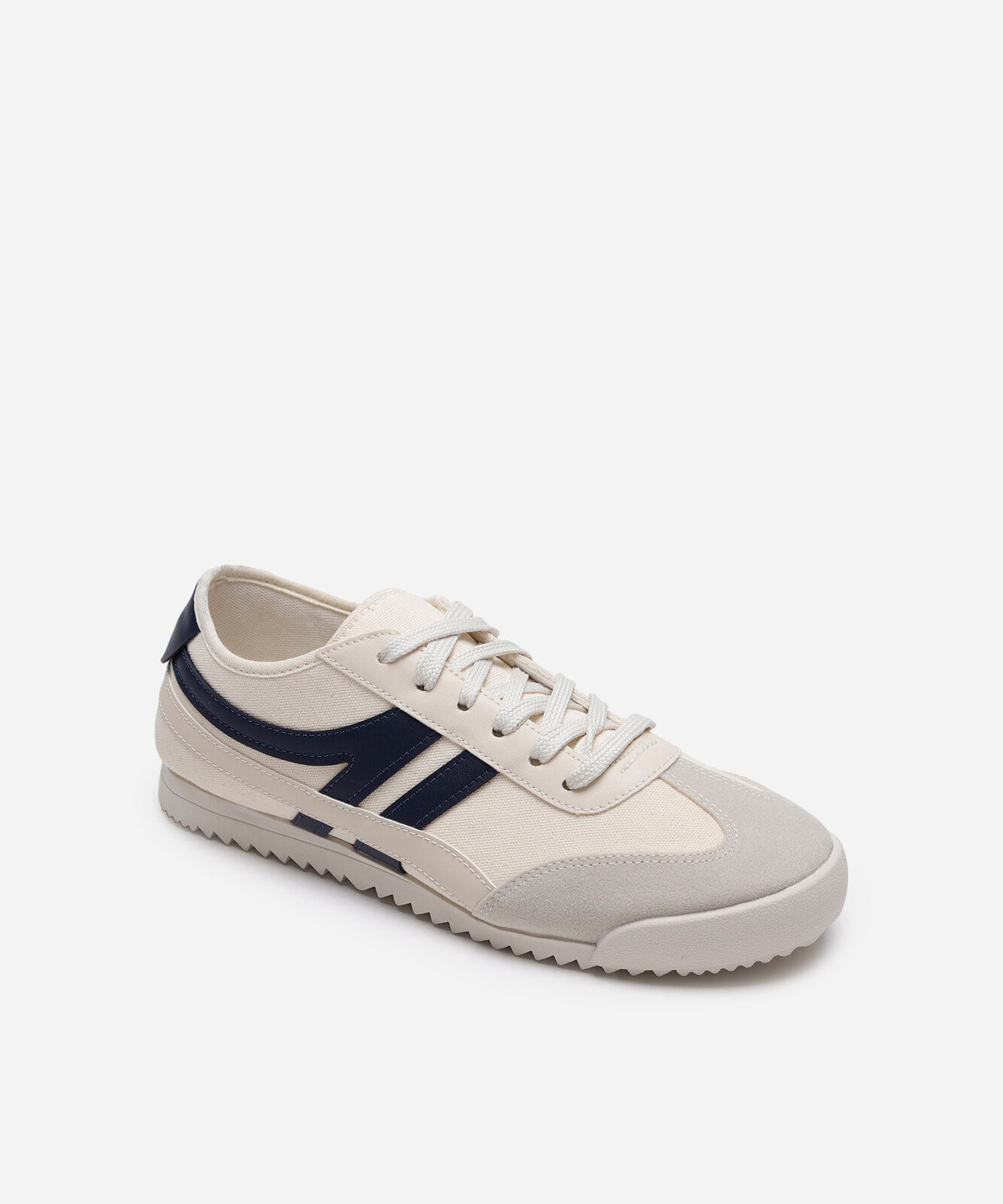 tênis casual com recortes off white