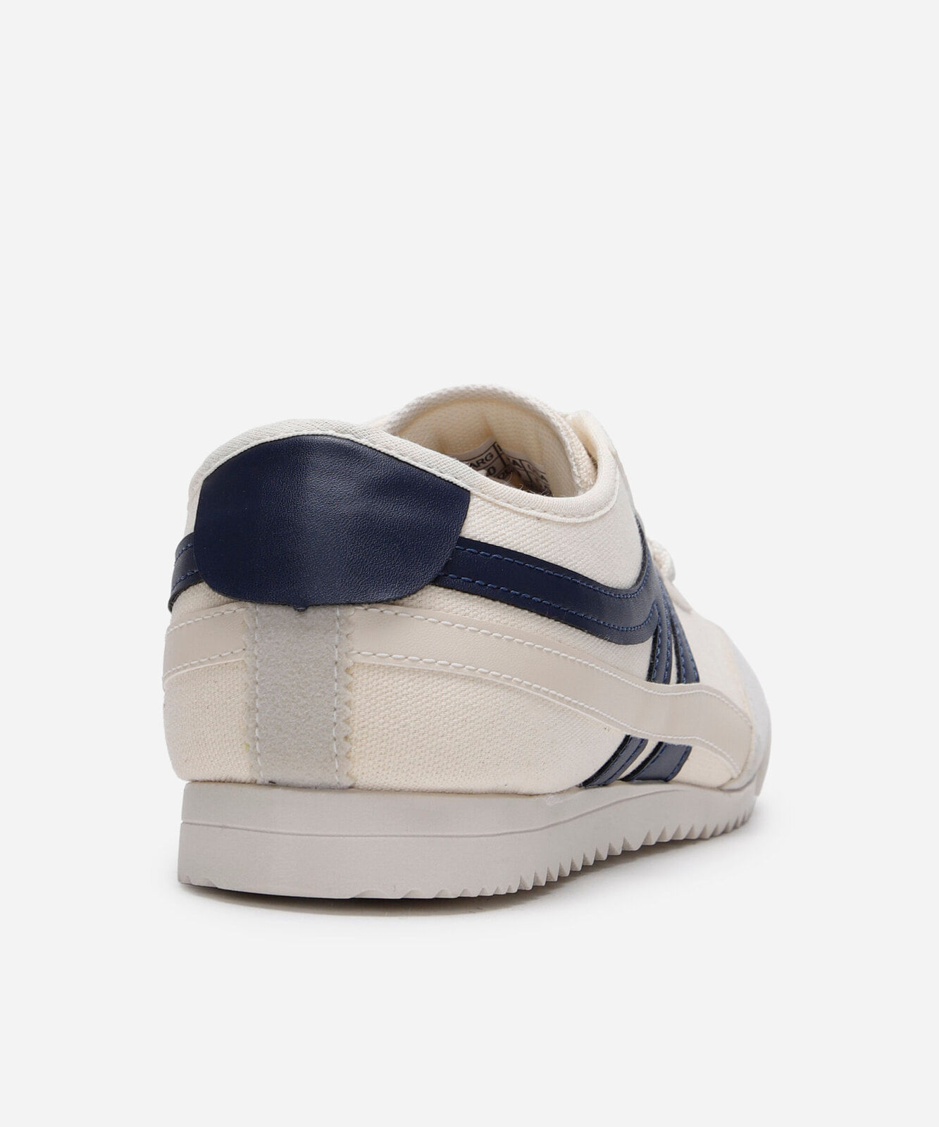 tênis casual com recortes off white