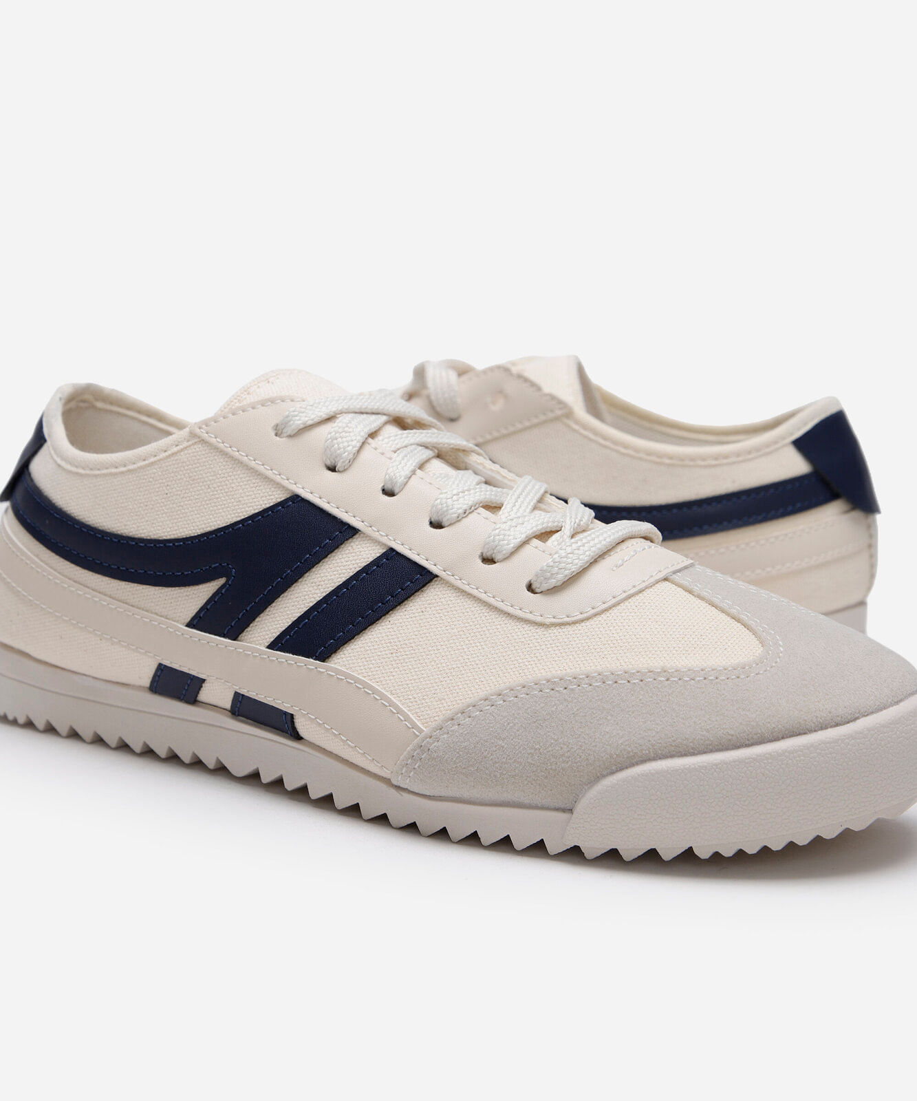 tênis casual com recortes off white