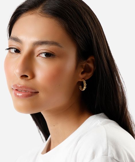 brinco argola com brilhos canelado dourado