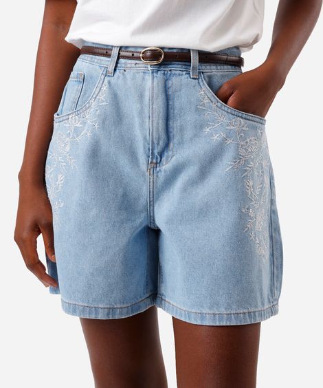 bermuda mom feminina jeans com bordado floral azul