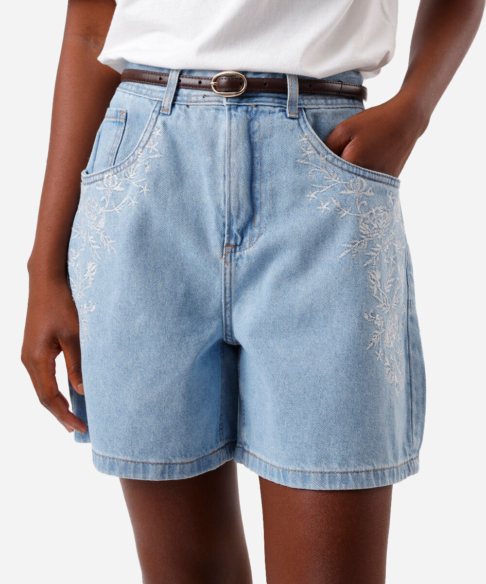 bermuda mom feminina jeans com bordado floral azul