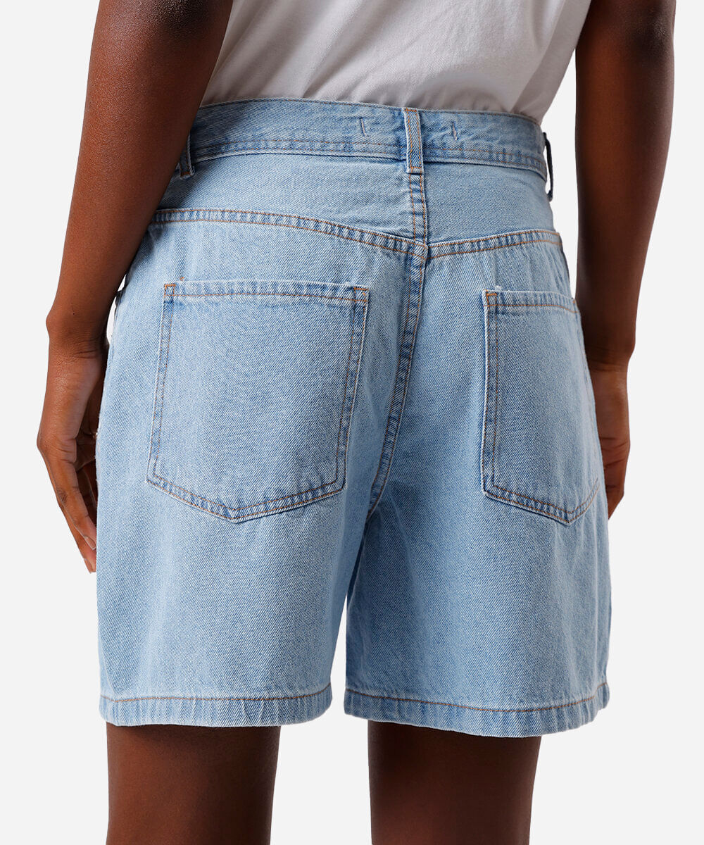 bermuda mom feminina jeans com bordado floral azul