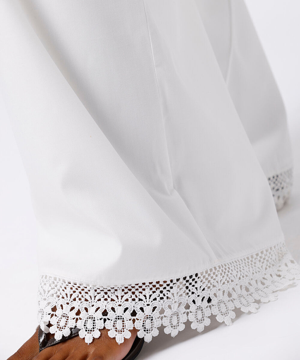 calça reta feminina com renda mindset off white