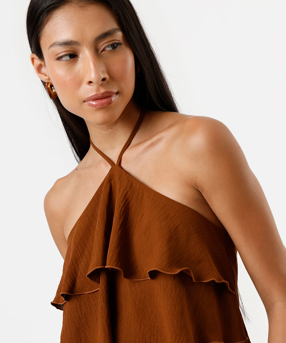 blusa halterneck feminina com babados texturizada marrom