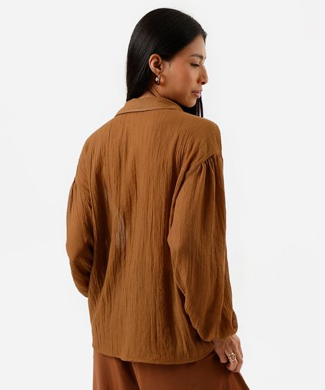 camisa feminina manga bufante texturizada marrom