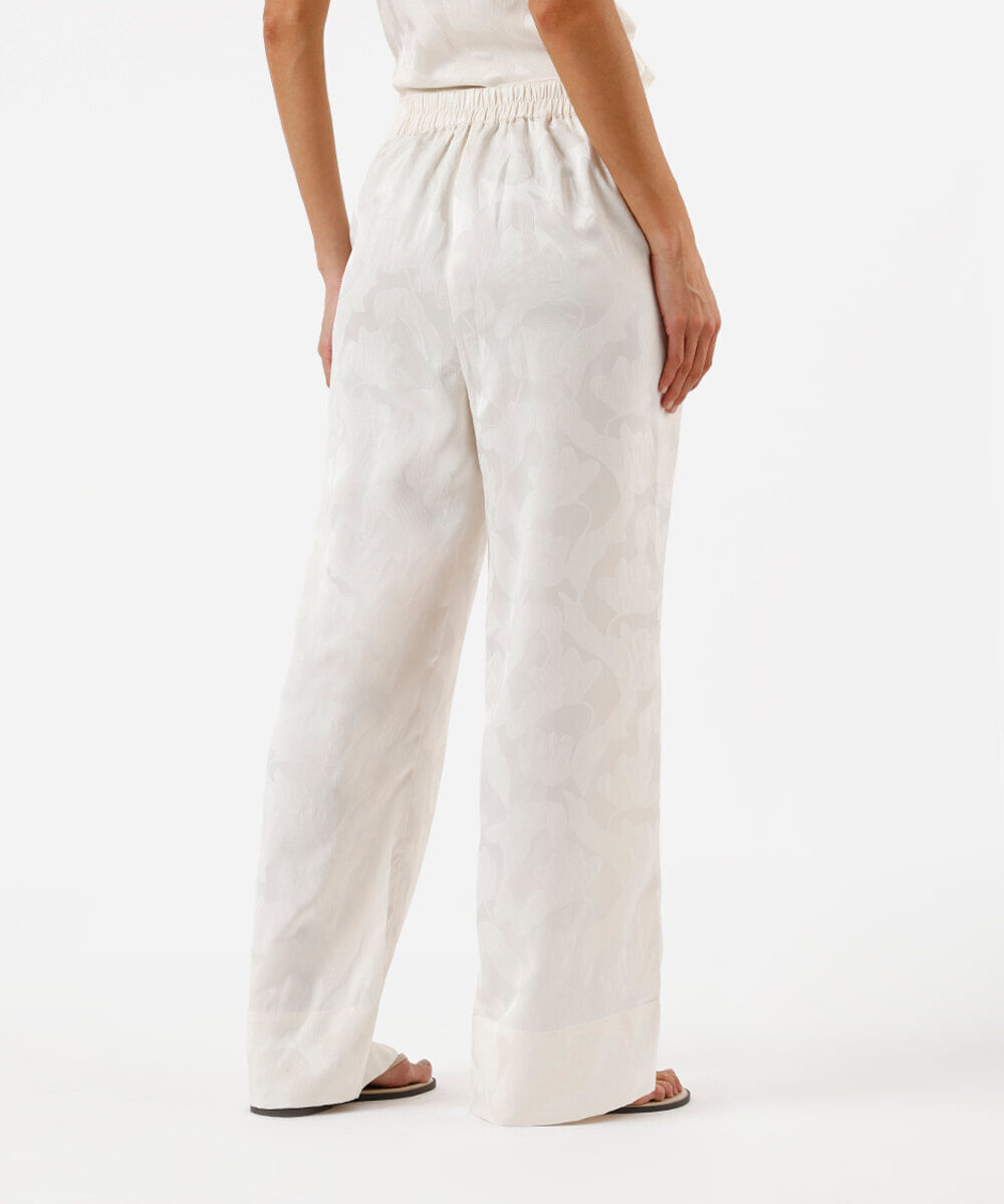calça wide leg feminina de jacquard floral acetinada off white