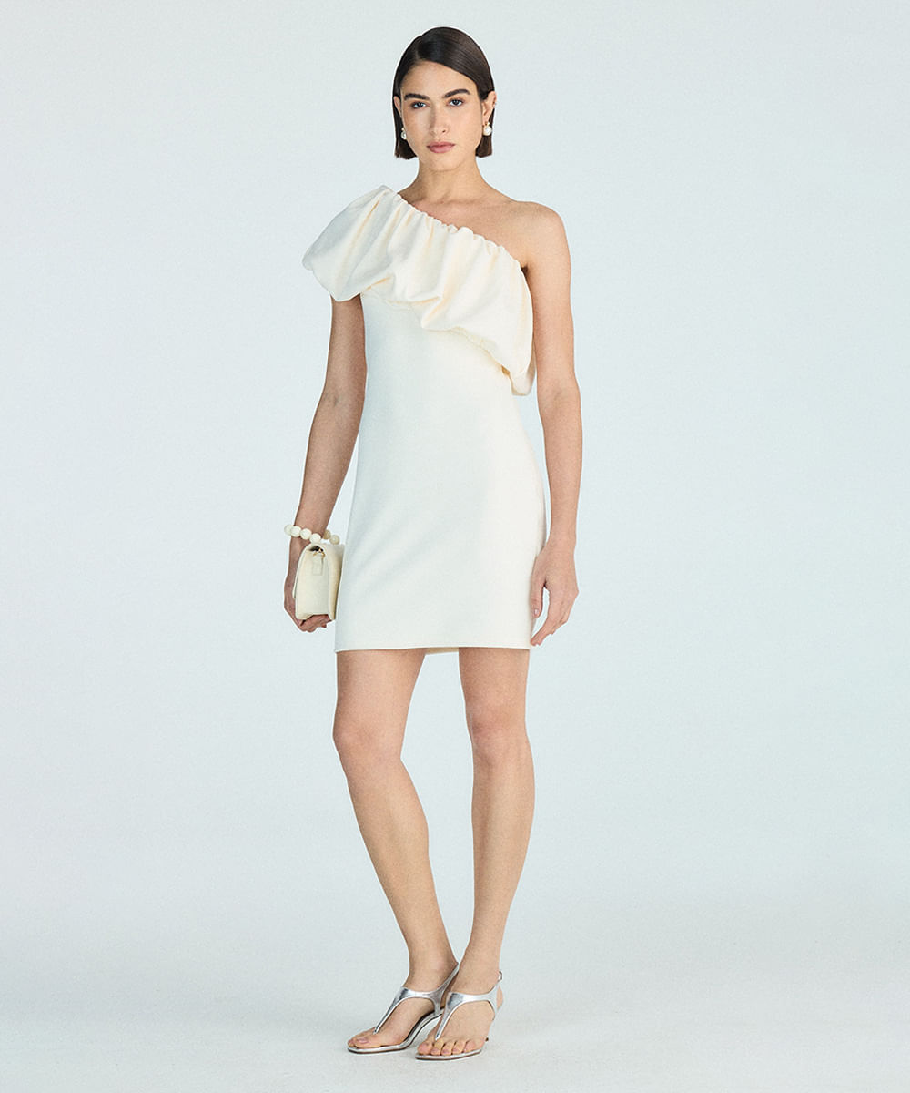 vestido curto feminino ombro único com babado bege