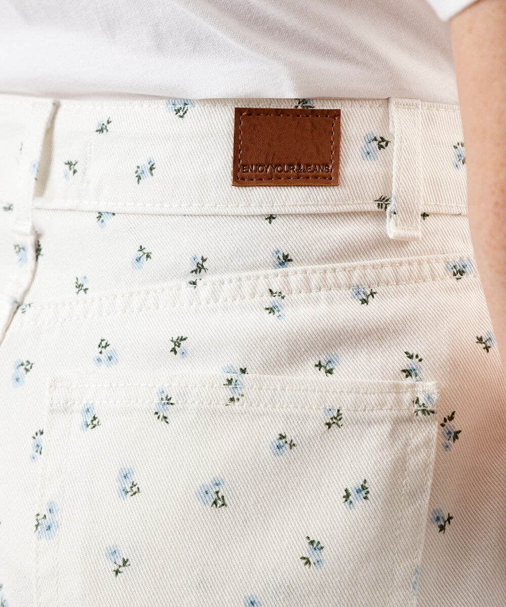 short mom feminino de sarja floral off white