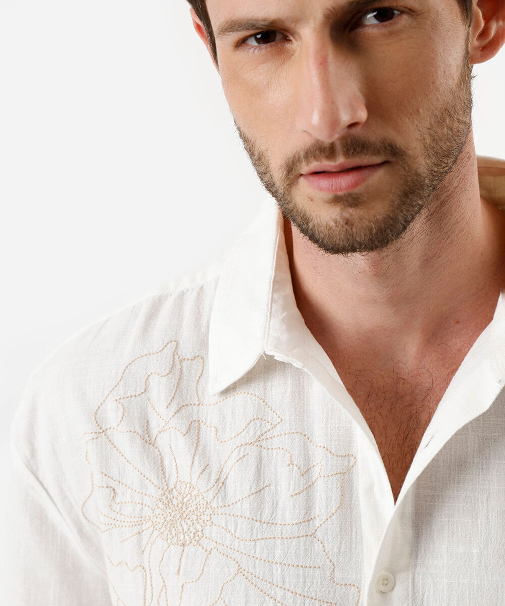 camisa box fit masculina com algodão bordada off white