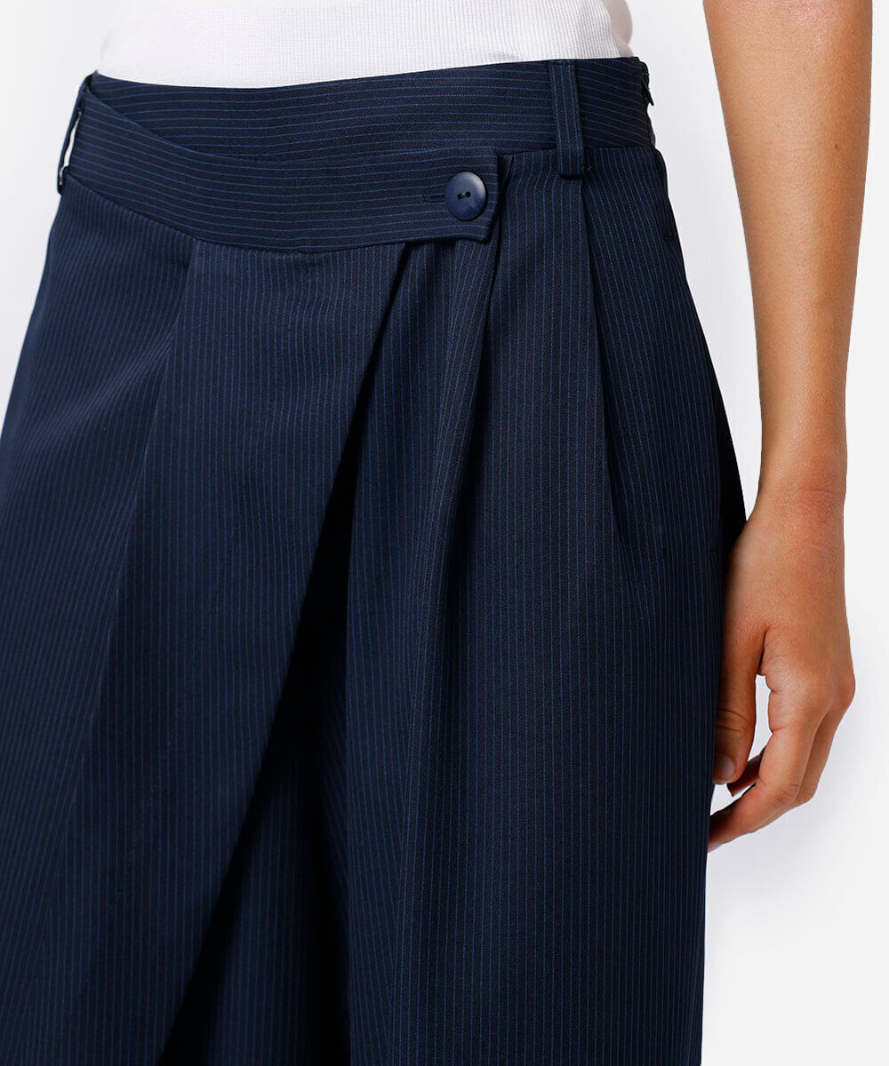 calça de alfaiataria feminina cós transpassado risca de giz azul