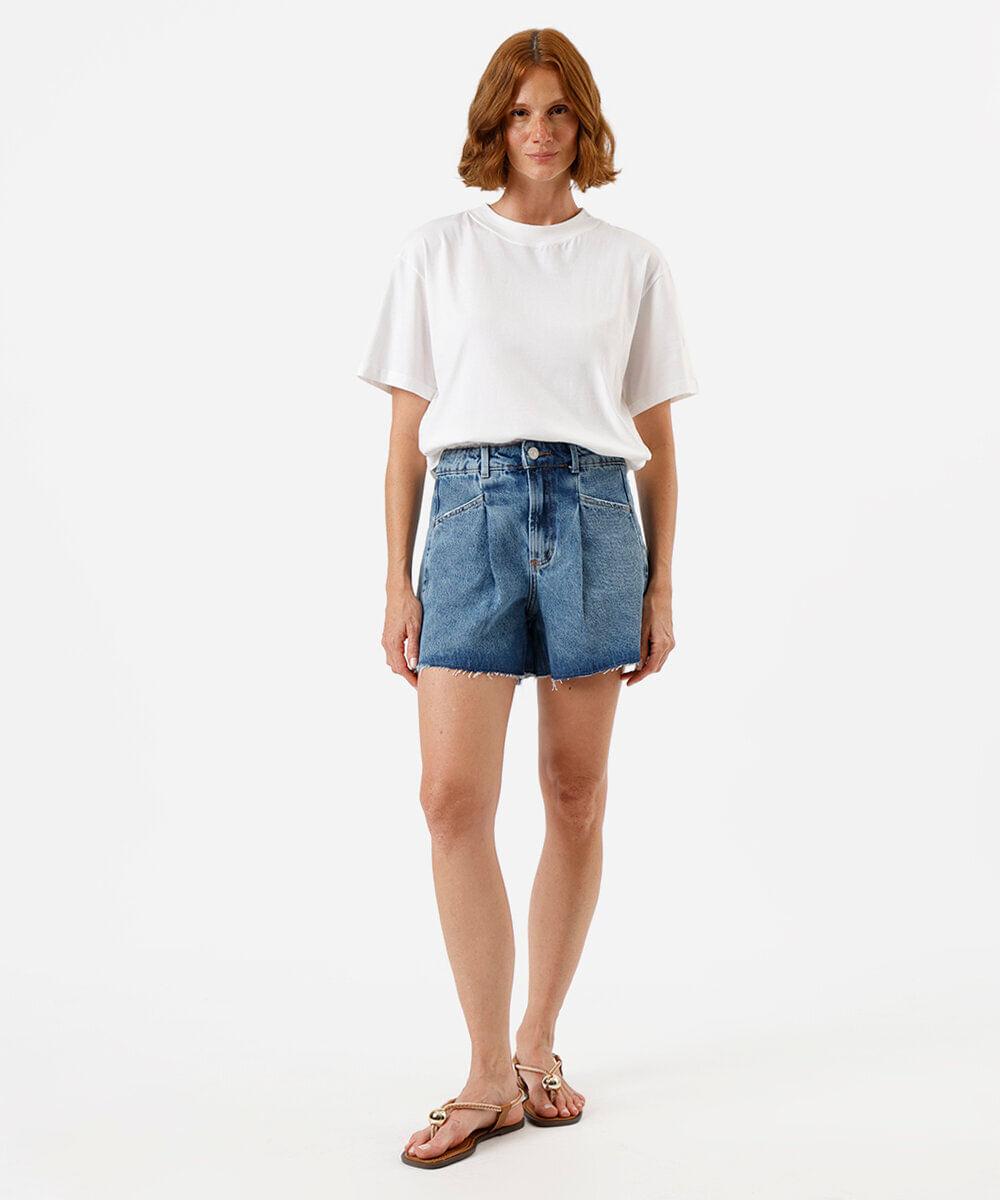 short feminino jeans com pregas e barra a fio azul