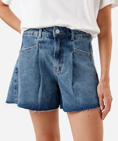 short feminino jeans com pregas e barra a fio azul
