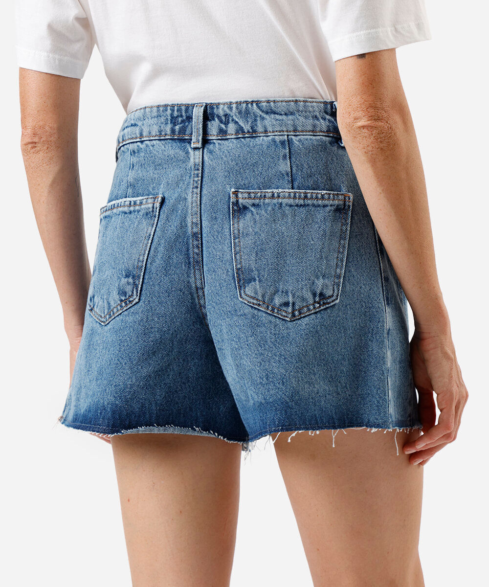 short feminino jeans com pregas e barra a fio azul