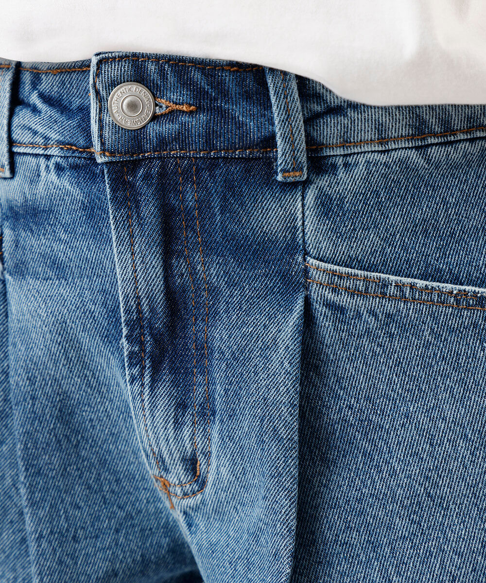 short feminino jeans com pregas e barra a fio azul
