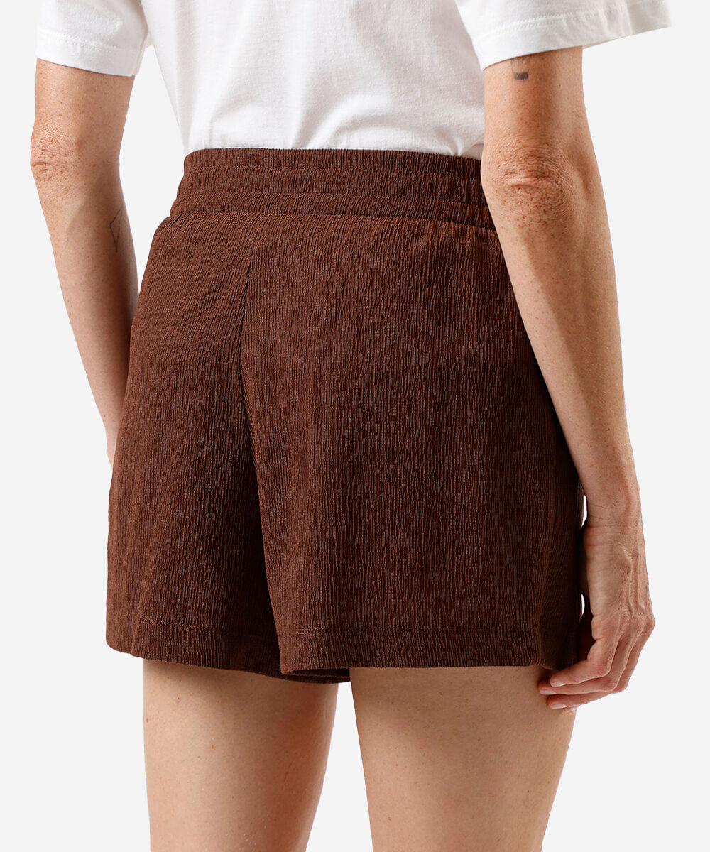short curto cós com elástico texturizado marrom