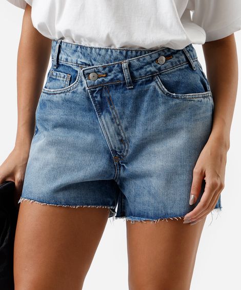 short reto feminino jeans cós deslocado azul