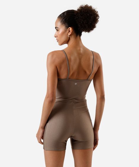 macaquinho feminino esportivo com bolso marrom