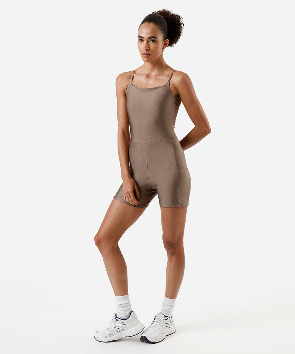 macaquinho feminino esportivo com bolso marrom
