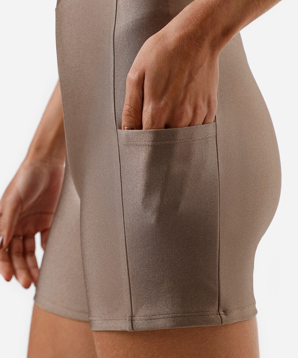 macaquinho feminino esportivo com bolso marrom