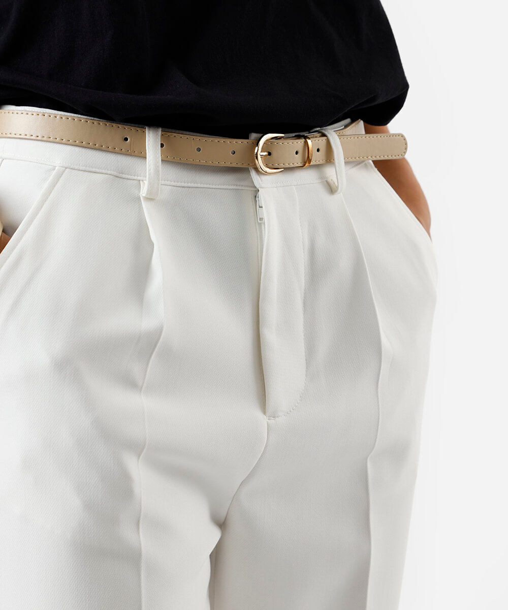 calça de alfaiataria feminina com pregas e cinto off white