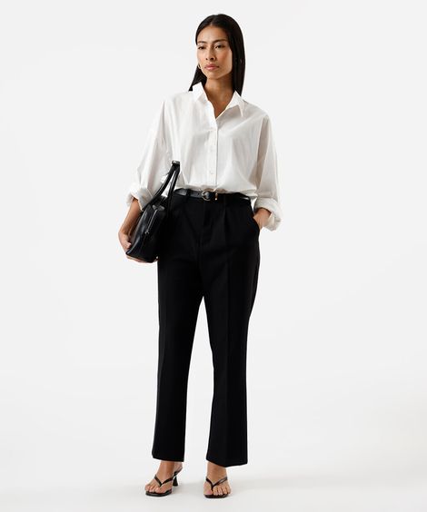 calça de alfaiataria feminina com pregas e cinto preta