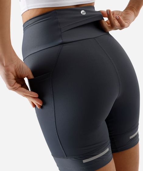 bermuda feminina esportiva com bolsos e refletivos cinza