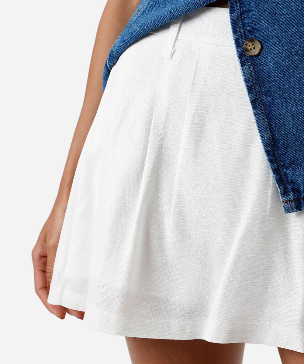 short saia feminino com linho e pregas off white