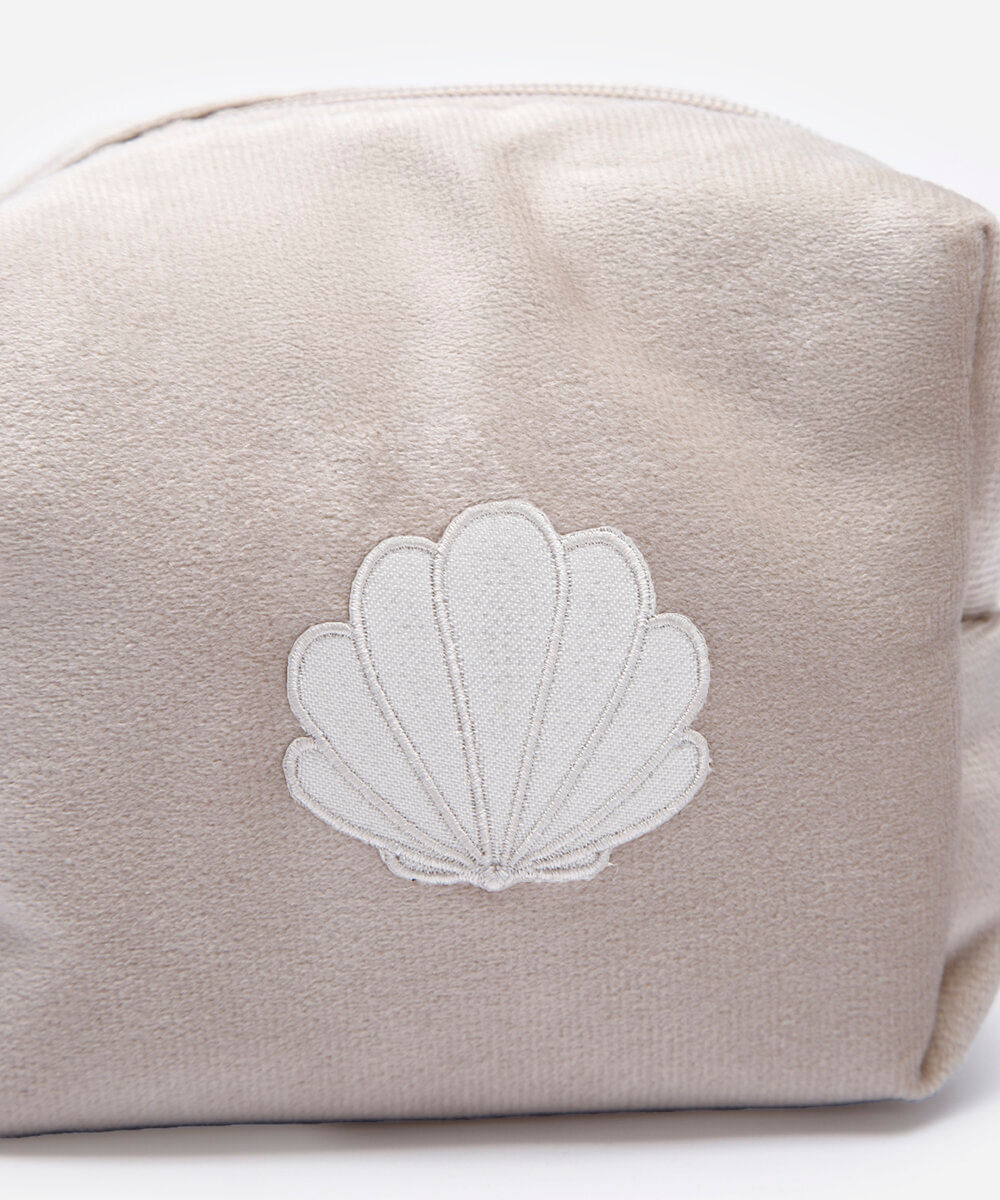 nécessaire de plush concha off white