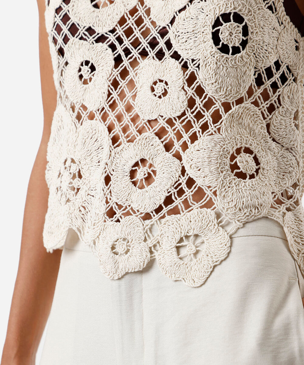 regata feminina de crochet floral bege