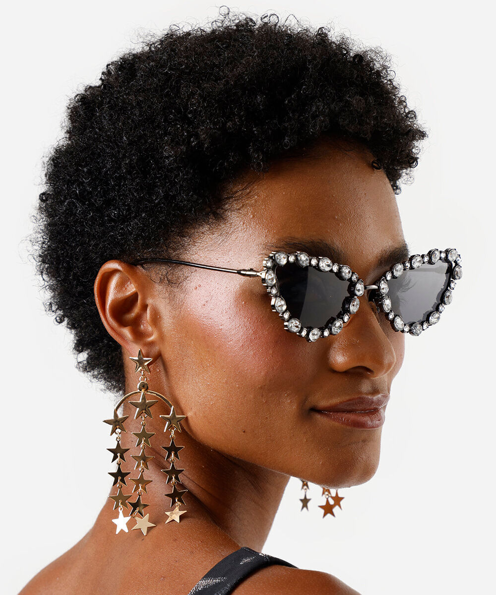 brinco longo com estrelas dourado