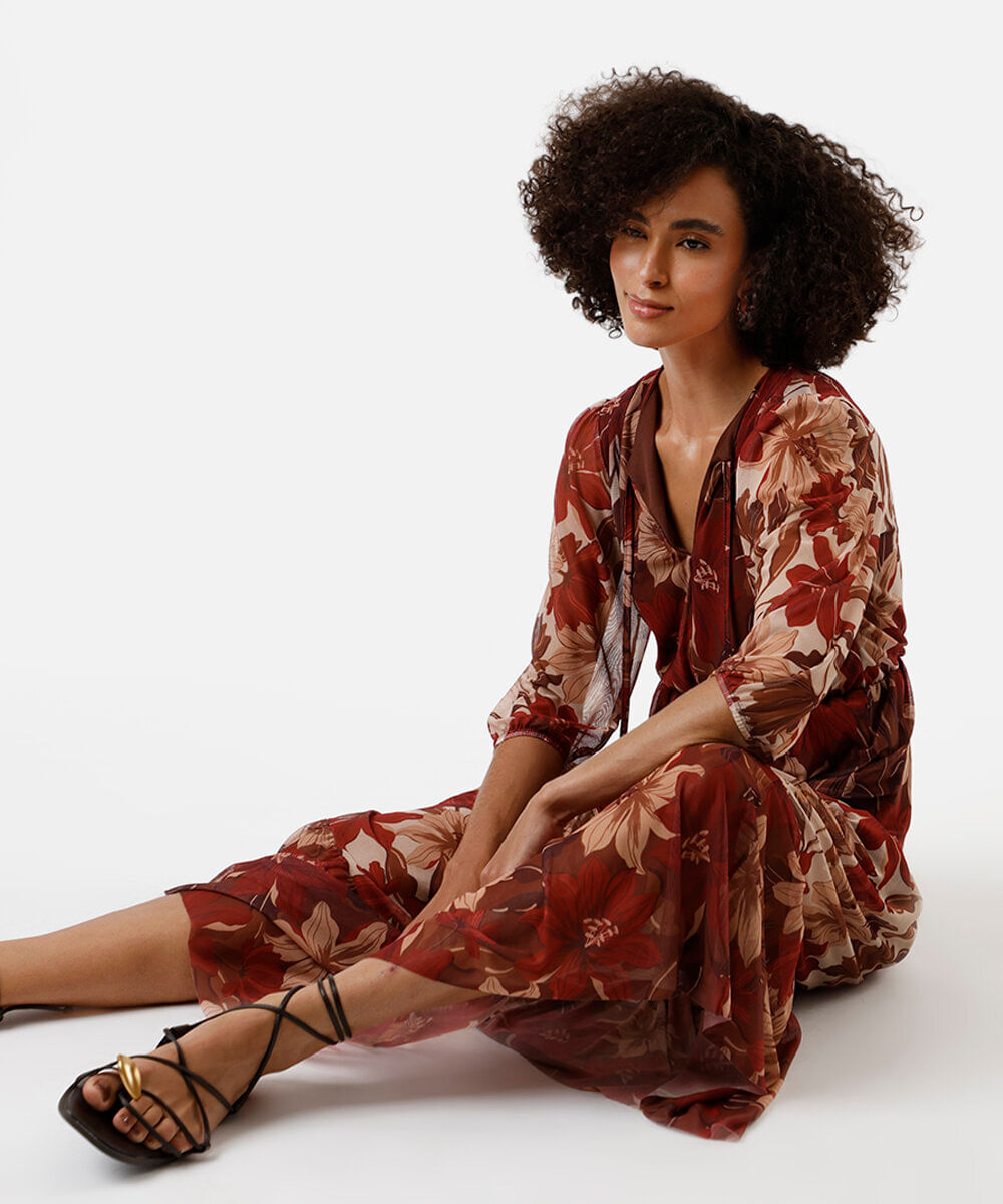 vestido longo feminino de tule com recortes floral colorido