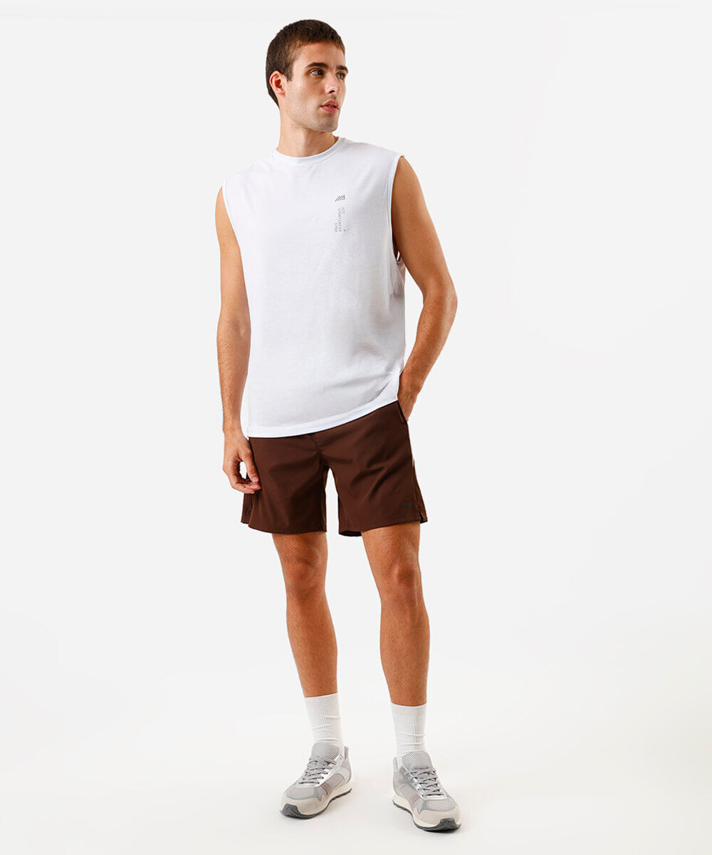 short masculino esportivo com recortes marrom